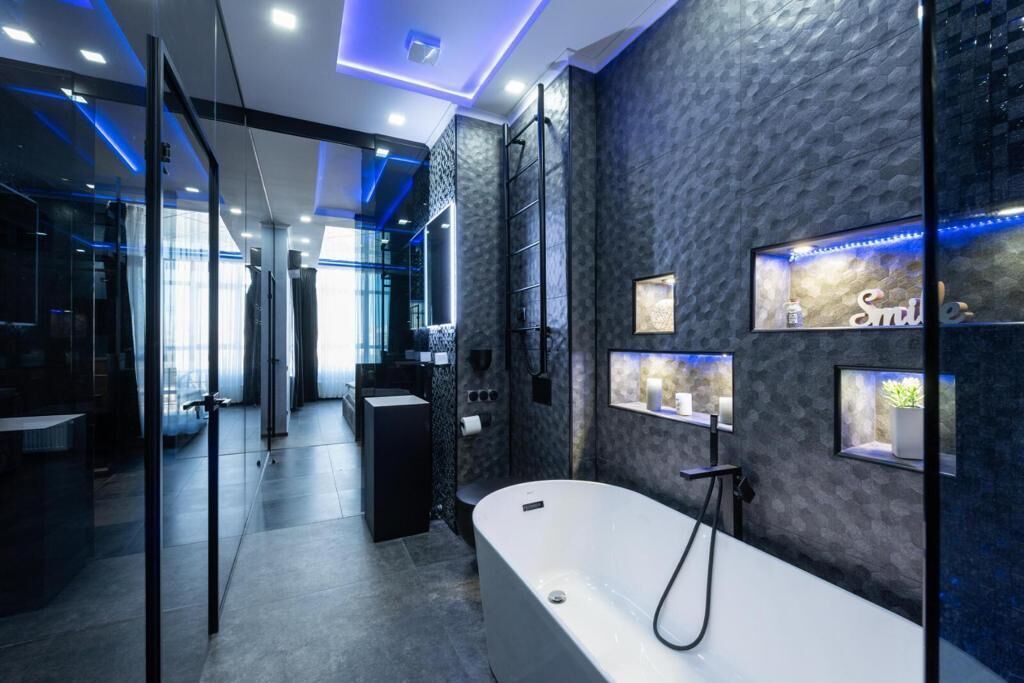 Appartement Affaires, balcon, vue sur la ville (Black) | Salle de bain | Ensemble baignoire-douche, articles de toilette (gratuits)