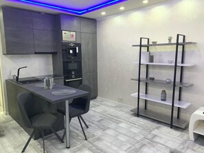 Ropa de cama de alta calidad y caja de seguridad en la habitación 