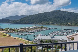 Marina - Ocean View 49 King Bed Spa Pool Wi-Fi (Airlie Beach)