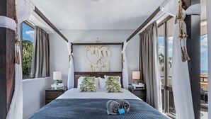 Quarto espaçoso com uma cama grande, um enfeite de parede em macramé e vista para o exterior.