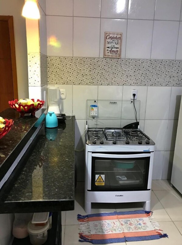 Een koelkast, een microgolfoven, een oven, een kookplaat
