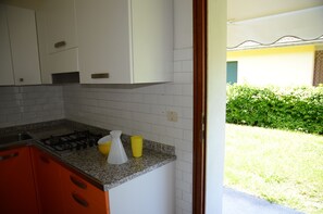 Een koelkast, een microgolfoven, een kookplaat