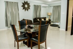 Dining - Hamptons @ Fairway Unit #3 (New Kingston)