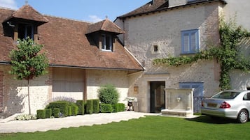 Valet parking (EUR 13 per day)