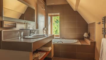 Phòng Suite có thiết kế đặc trưng, quang cảnh sân vườn | Phòng tắm | Bồn tắm và buồng tắm vòi sen riêng, vòi sen phun mưa