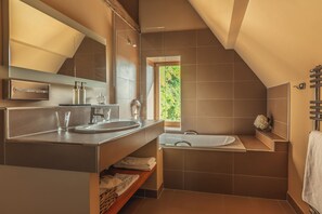 Suite Signature, vue cour intérieure | Salle de bain