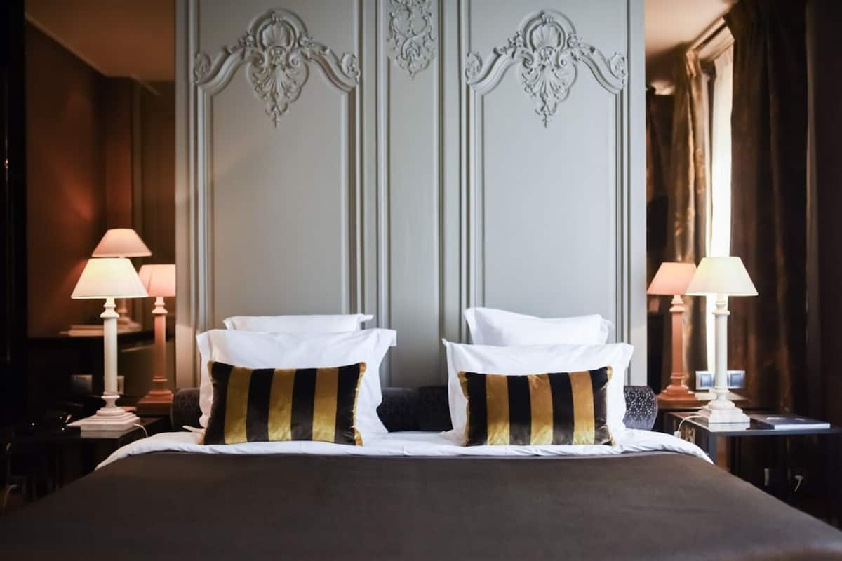 Signature Suite, Courtyard View | 1 bedroom, premium bedding, minibar, in-room safe