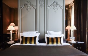 Suite Deluxe, vista cortile | 1 camera, biancheria da letto di alta qualità, minibar