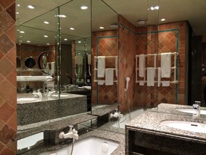 Signature Suite, Courtyard View | Bathroom | Separate bathtub and shower, rainfall showerhead, free toiletries - Lion d'Or 1774 - Châteaux de la Loire (Romorantin-Lanthenay)