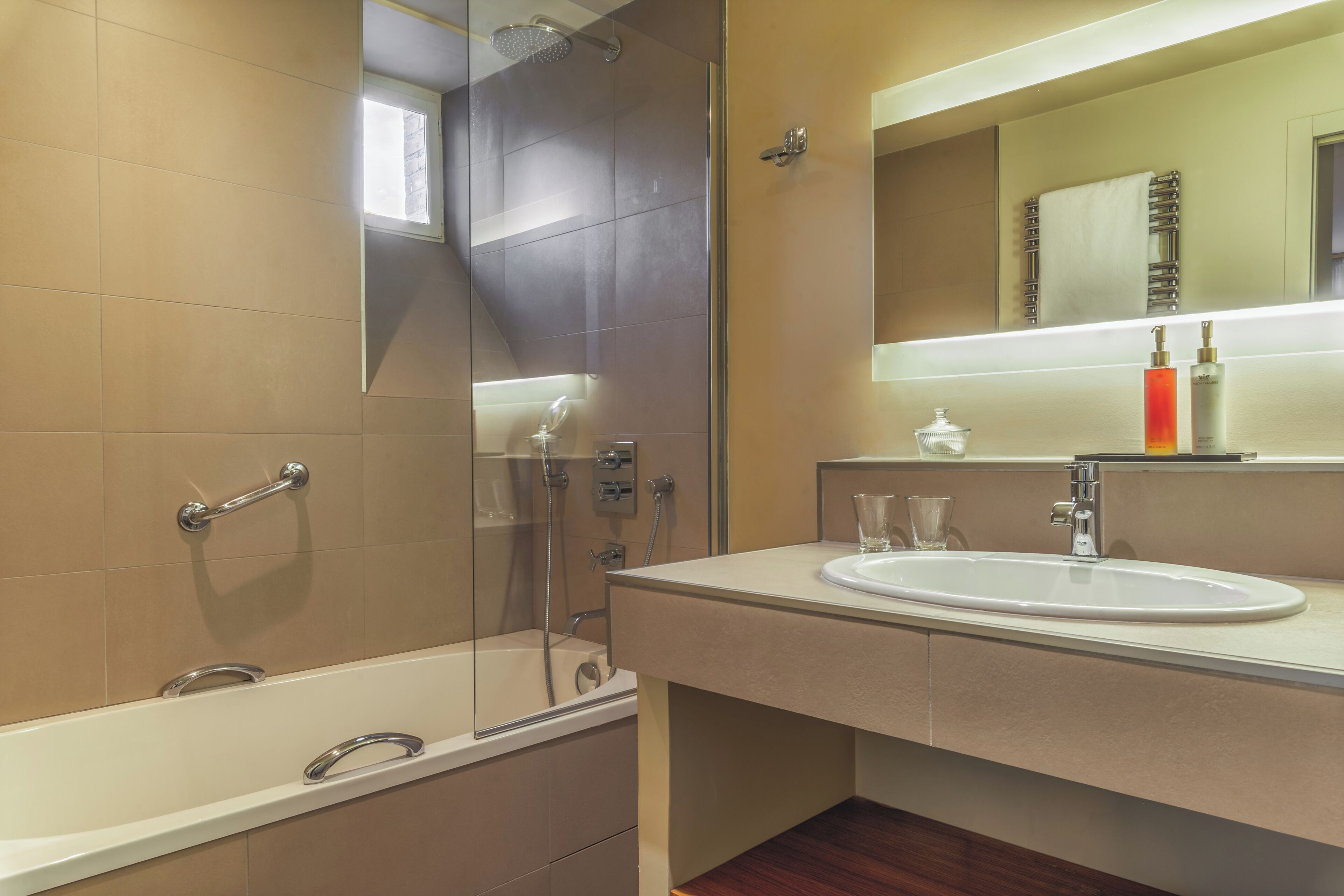 Superior Room | Bathroom | Separate bathtub and shower, rainfall showerhead, free toiletries