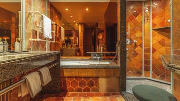 Suite Signature, balcón | Baño | Bañera y ducha independientes y cabezal de ducha tipo lluvia