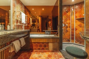 Suite Khas, balkon | Kamar mandi | Bathtub dan shower terpisah dan pancuran hujan