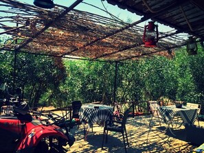 อาหารเช้าแบบคอนติเนนทัลทุกวัน (TRY 25 ต่อคน)