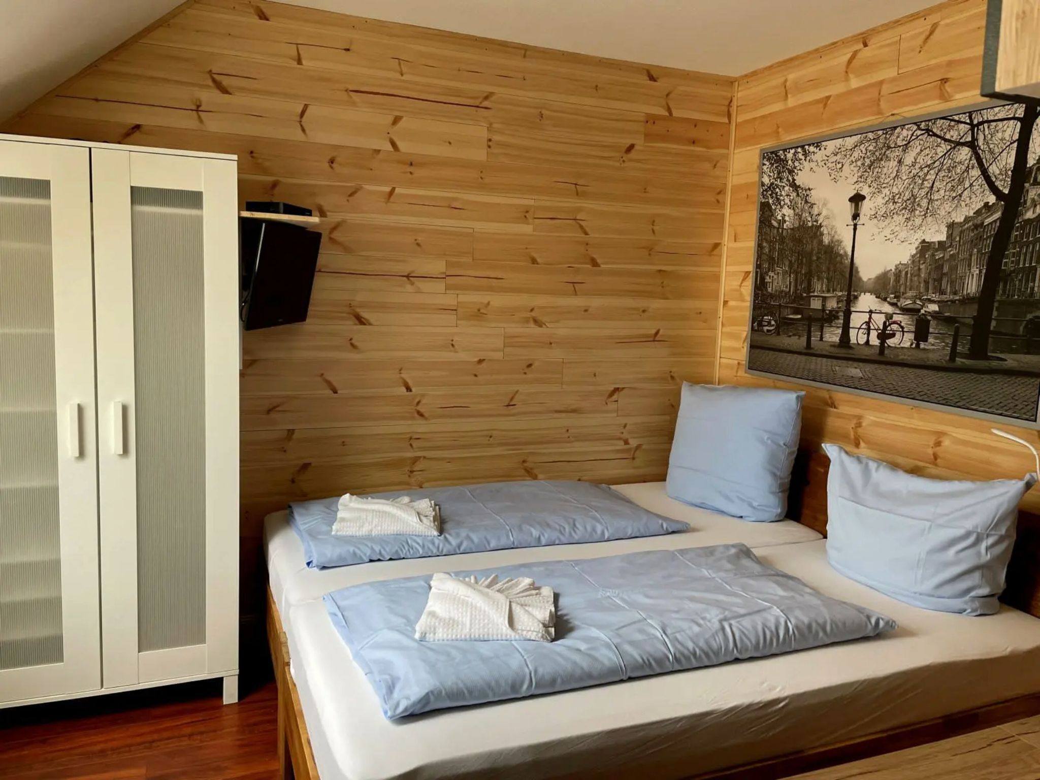 1 bedroom, travel crib, WiFi