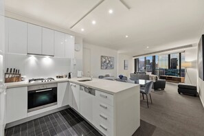 Fridge, microwave, oven, stovetop - Exclusive Stays - Vue Grande (Southbank)