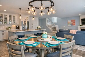 Dining - Mar Azul \ Walk to the Beach \ Enjoy Ocean Views \ Near Newport (Middletown)