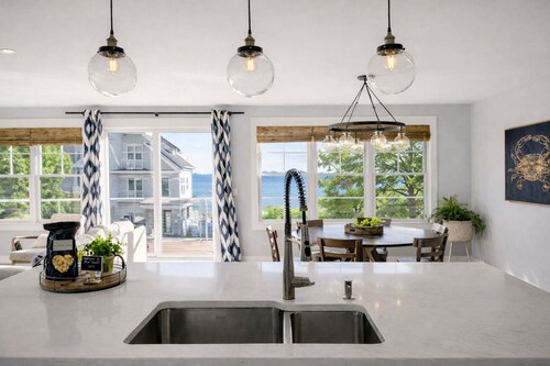 Mar Azul \ Walk to the Beach \  Enjoy Ocean Views \  Near Newport