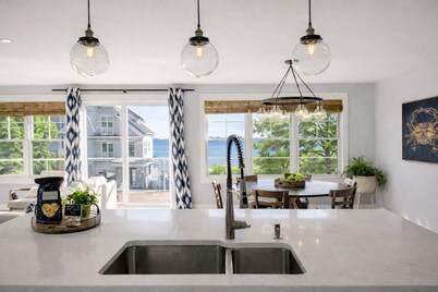 Mar Azul \ Walk to the Beach \ Enjoy Ocean Views \ Near Newport