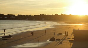 Playa en los alrededores, camastros y toallas de playa