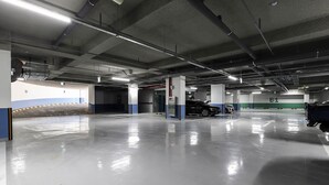 En parkeringskælder med flere niveauer, tydelig skiltning, rent gulv og moderne design.