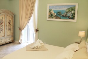 Deluxe-Doppelzimmer, 1 Queen-Bett, Meerblick (Allegra) | Hochwertige Bettwaren, Daunenbettdecken