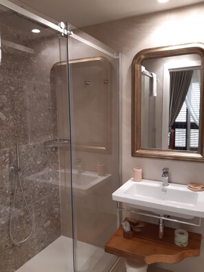 Deluxe Double Room, 1 Queen Bed, City View (Luna) | Bathroom | Shower, rainfall showerhead, free toiletries, hair dryer - Estlevante B&B (Vieste)