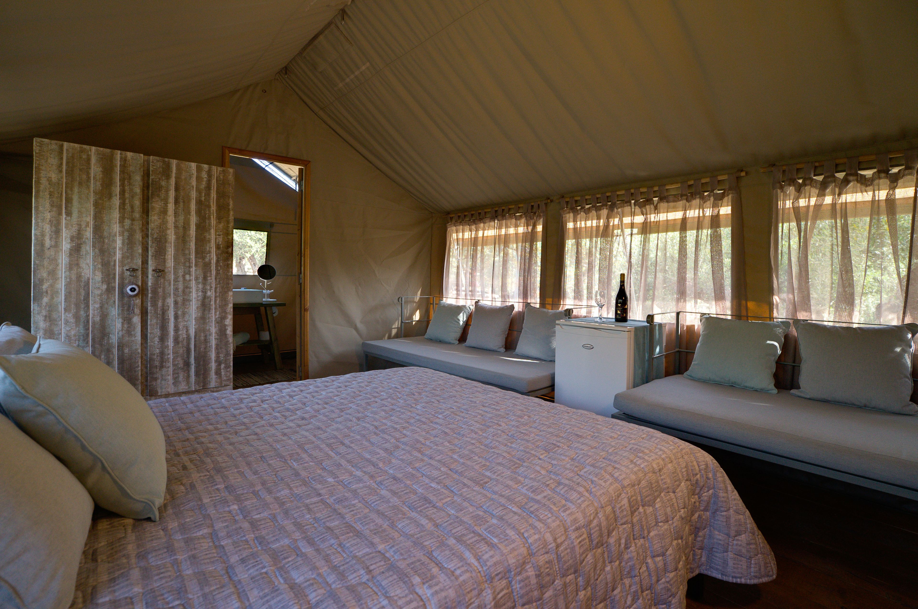 Telt – exclusive, bassengutsikt | Safe på rommet, blendingsgardiner og strykejern/-brett