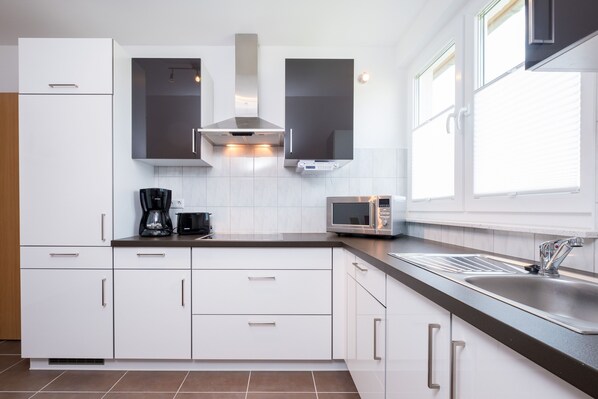 Réfrigérateur, micro-ondes, four, cafetière/bouilloire