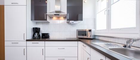 Geladeira, micro-ondas, fogão, cafeteira/chaleira