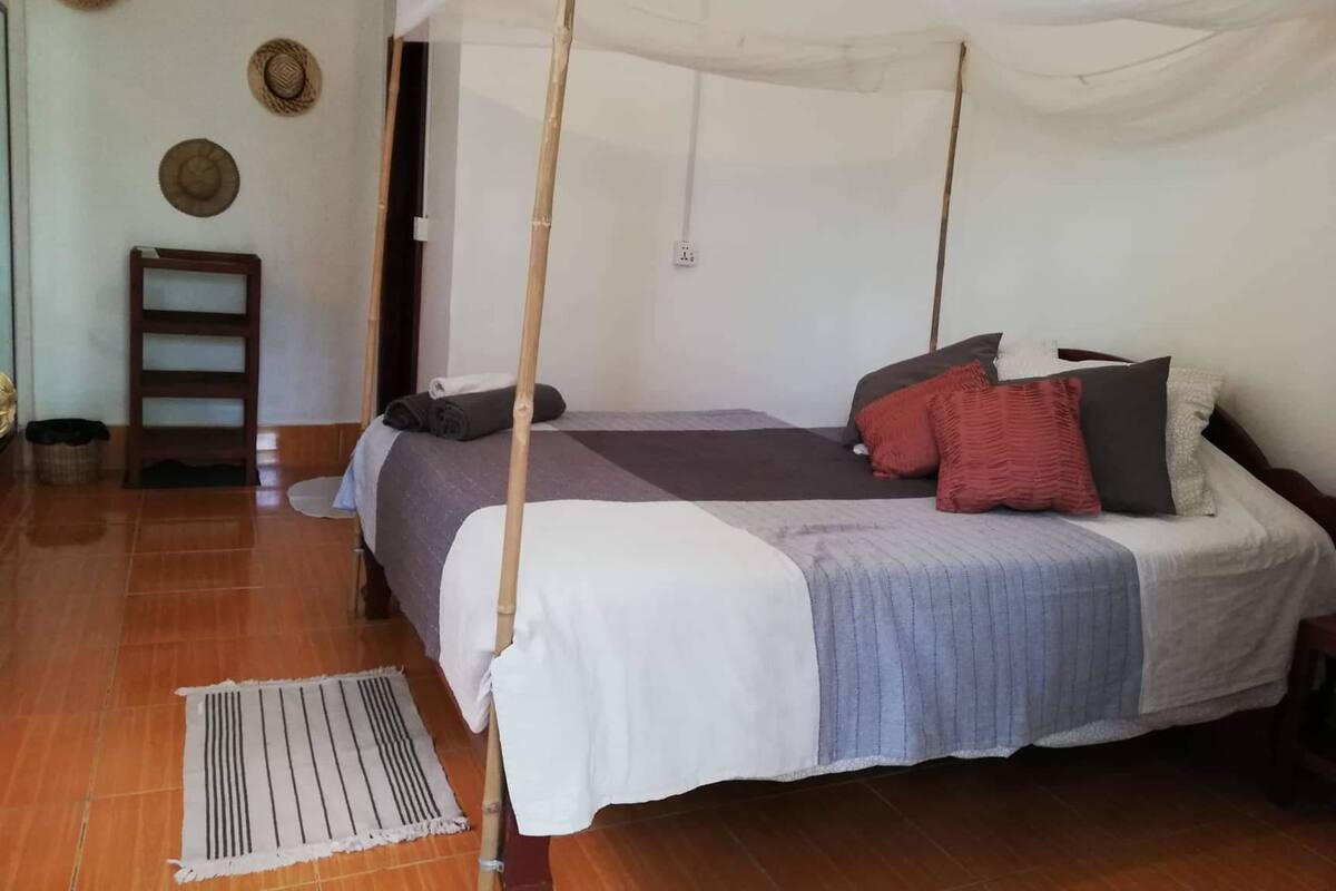 Chambre Deluxe, réfrigérateur, vue sur le jardin | 1 chambre, literie de qualité, lit avec matelas Select Comfort, minibar