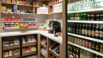 Une épicerie dont les rayons sont remplis d’en-cas, de boissons et où l’on trouve une machine à café.