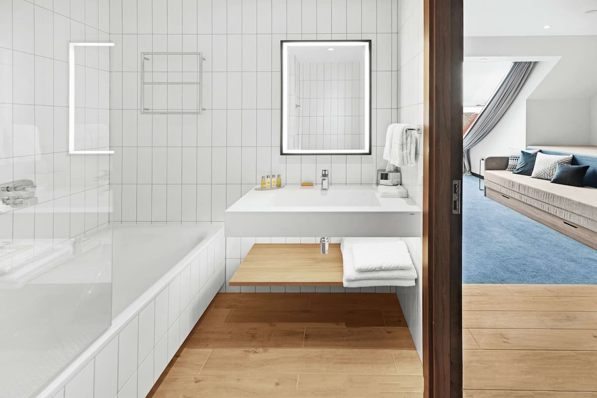 deluxe room, 1 king bed, city view | bathroom | combined shower/bathtub, free toiletries, hair dryer, slippers