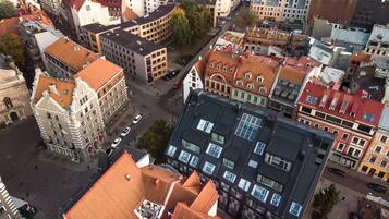 Eine Vogelperspektive auf dicht bebautes Stadtgebiet mit verschiedenen Gebäuden, darunter eine Mischung aus moderner und traditioneller Architektur.