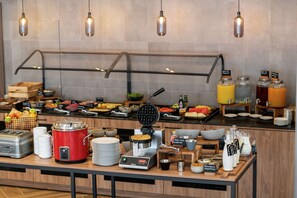 Tägliches Frühstücksbuffet (25 EUR pro Person)