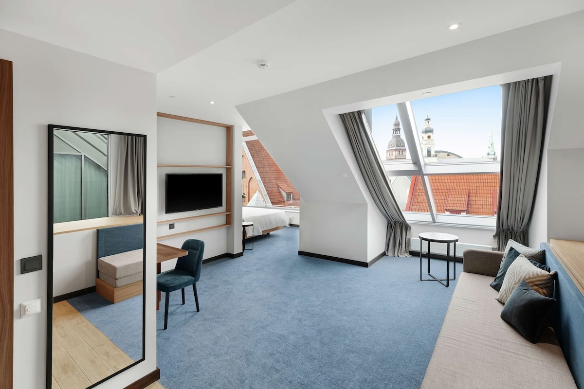 in-room safe, desk, laptop workspace, blackout curtains