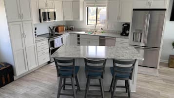 Køleskab, mikrobølgeovn, ovn, kogeplade