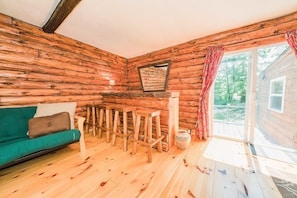 Smart TV - Super Clean, Pet Friendly Cottage! 3 Bedroom! NO EXTRA FEES!! (Alexandria Bay)