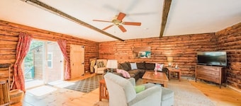 Super Clean, Pet Friendly Cottage! 3 Bedroom! NO EXTRA FEES!!