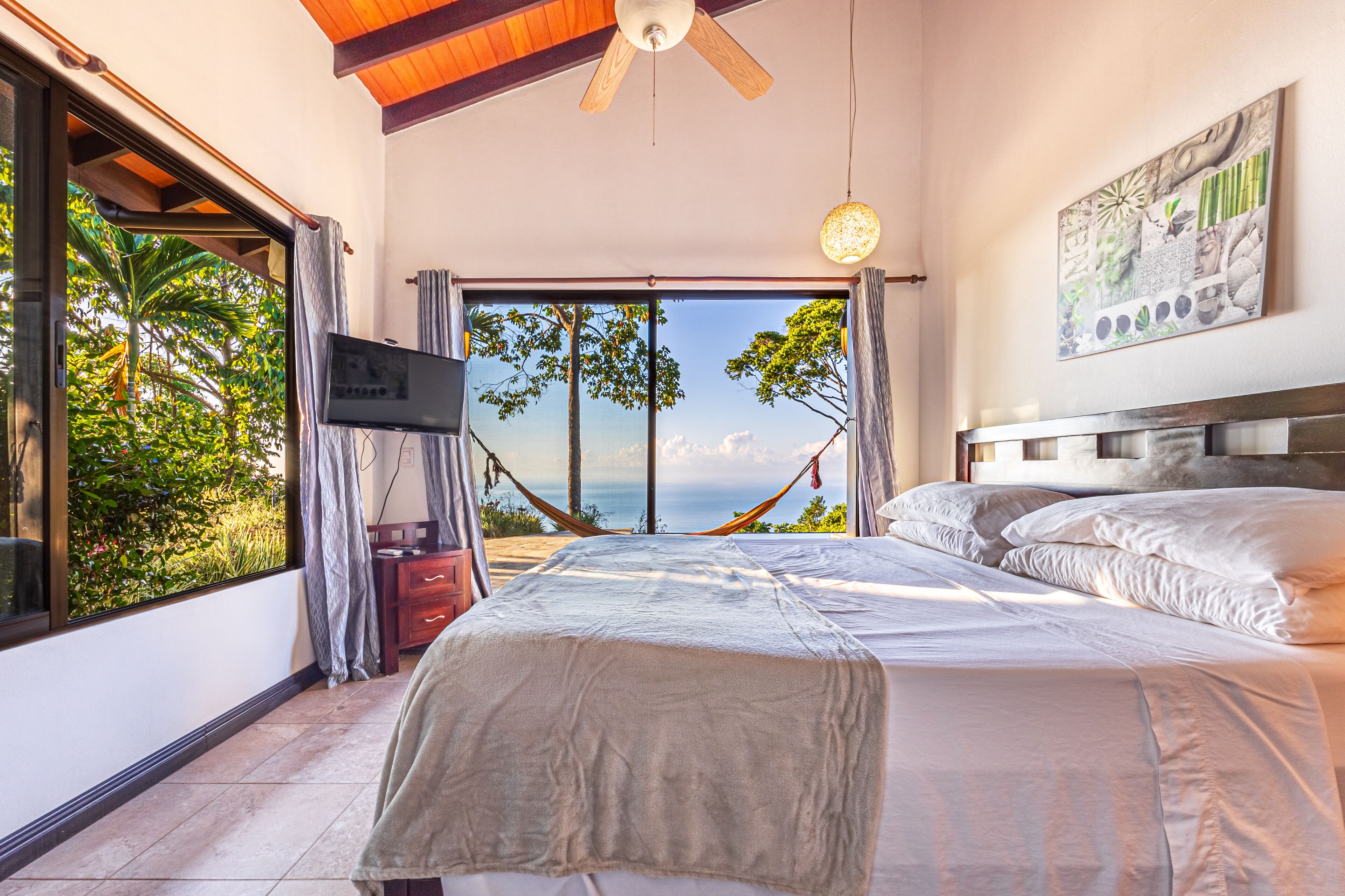 2 chambres, coffres-forts dans les chambres, fer et planche à repasser