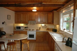 Fridge, microwave, oven, stovetop - Craig-E-Brae at Edenvale Holiday Cottages (Antrim)