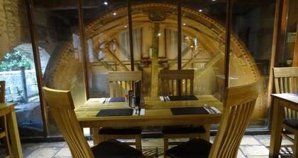 (108)Beautiful Cottage in Landmark Cotswold Grade II Listed Georgian House