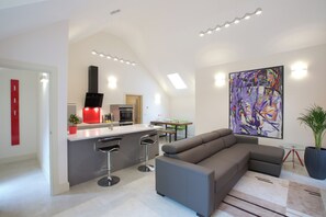 Smart-TV, DVD-Player, Stereoanlage