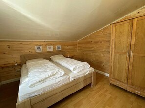 2 bedrooms, travel crib, WiFi