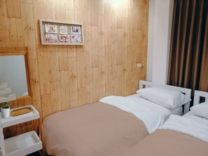 Twin Room Shared Bathroom | バスルーム | シャワー、バスアメニティ (無料)、ヘアドライヤー、スリッパ