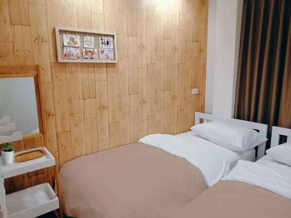 Twin Room Shared Bathroom | バスルーム | シャワー、バスアメニティ (無料)、ヘアドライヤー、スリッパ