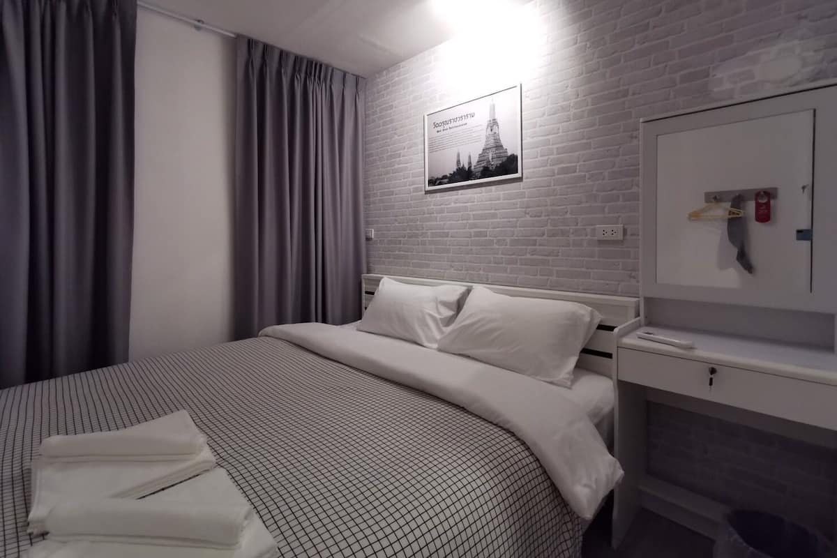 Double Room Shared Bathroom | 遮光カーテン、WiFi (無料)、ベッドシーツ