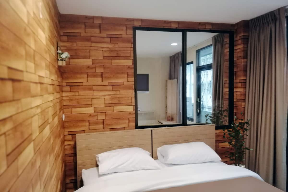 Deluxe Room Shared Bathroom | 遮光カーテン、WiFi (無料)、ベッドシーツ