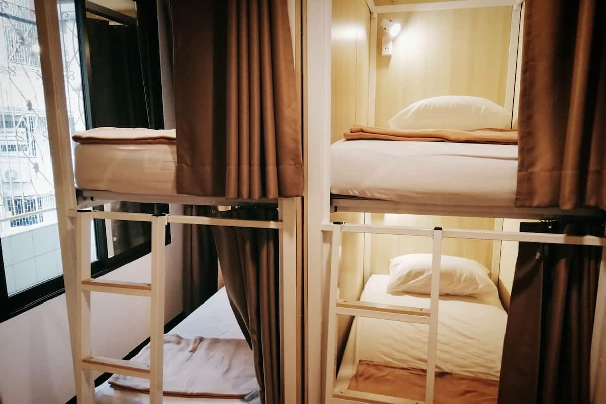 4 People Room Shared Bathroom | 遮光カーテン、WiFi (無料)、ベッドシーツ