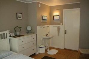 2 bedrooms, desk, iron/ironing board, free Internet