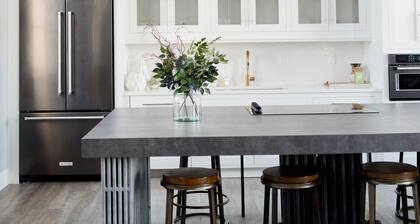 2 Luxury Suites - Full Kitchen, 1 Kitchenette, 2 King Bed, 1 Full, 1 Twin,2 Bath